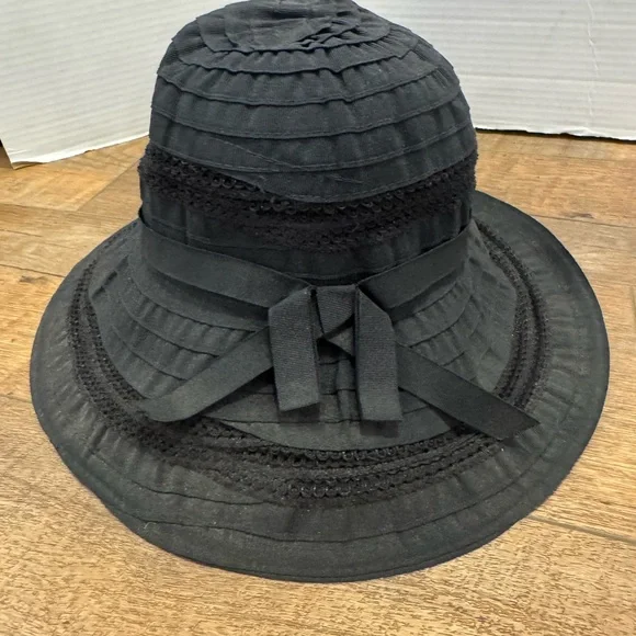 Women’s Black Sun Bucket Hat Croft and Barrow - Picture 4 of 9